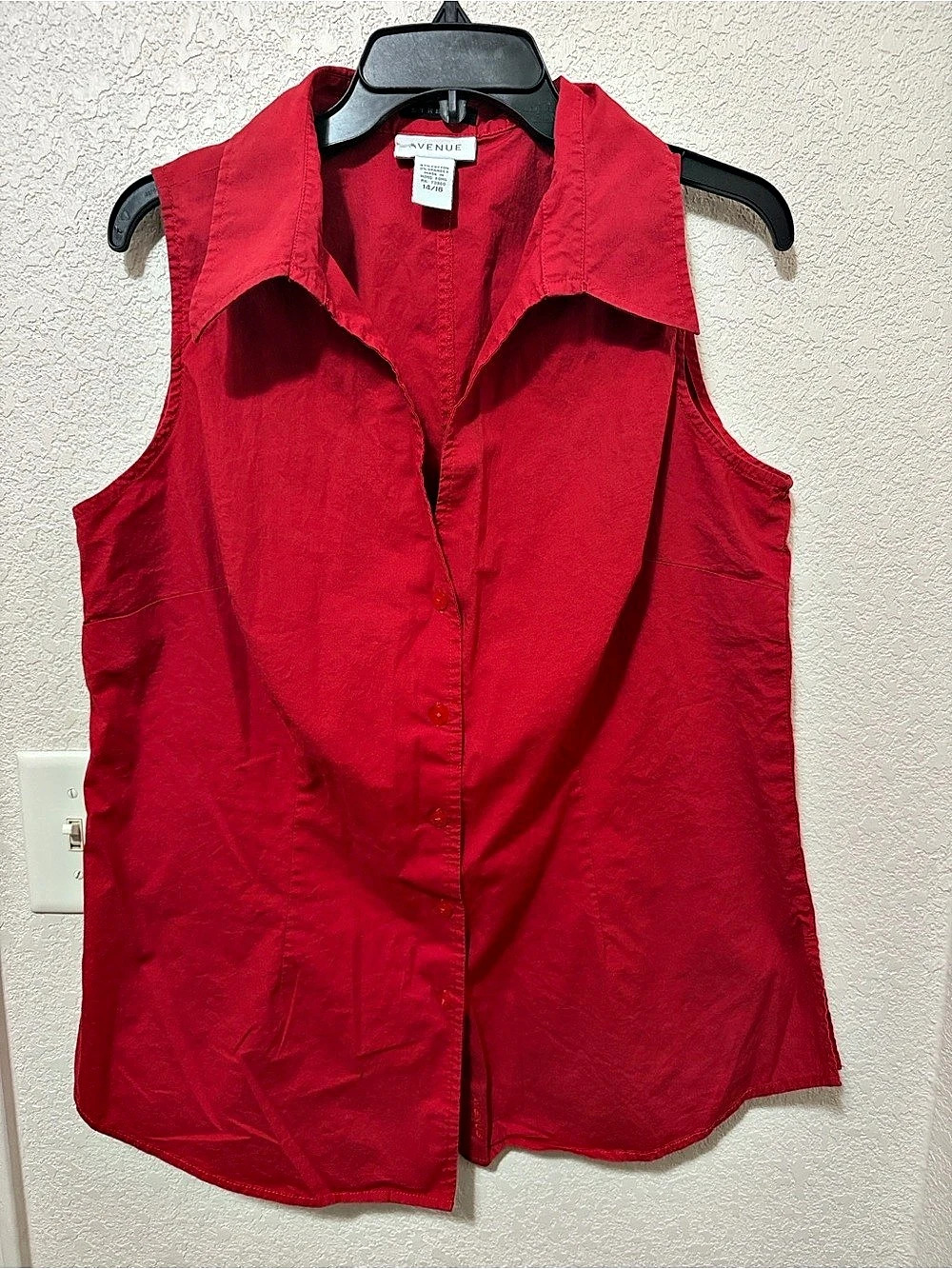 Avenue Sleeveless Collared Button Front Top in Red Size 14/16